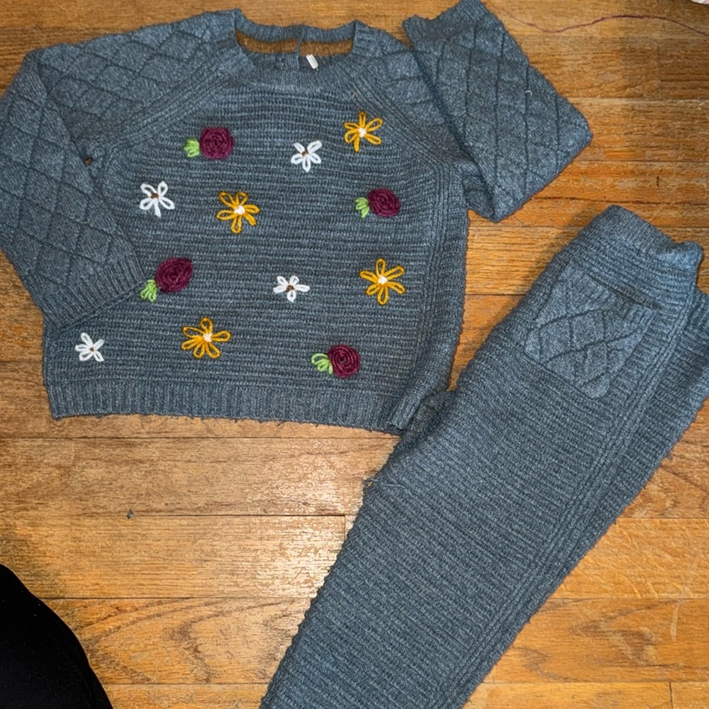 Hand knit flower set